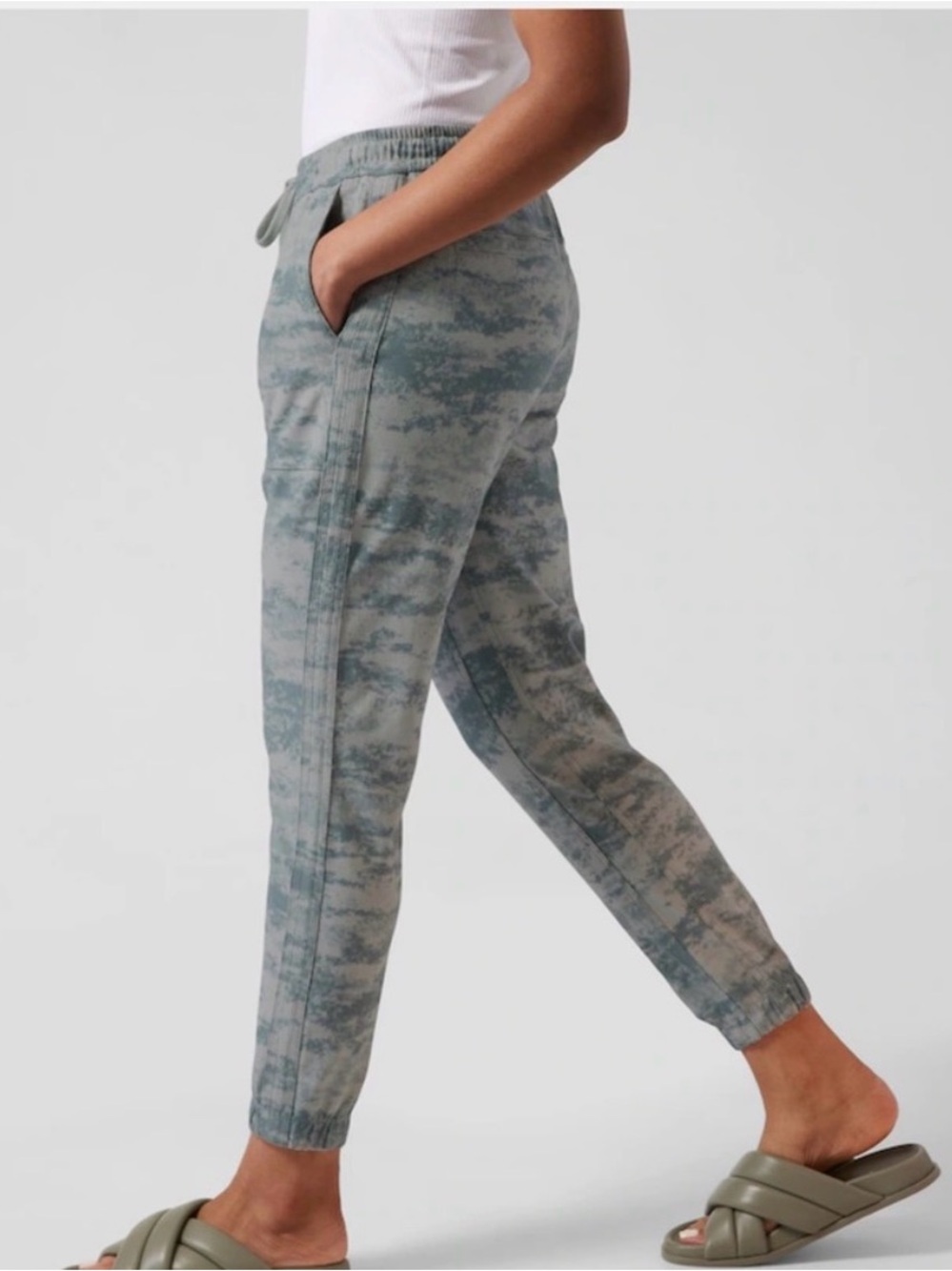 Athleta Farallon Joggers fog green coastal grey camo size XXS